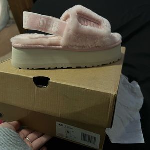 Size 6 Women’s UGG disco slide.